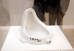 Marcel_Duchamp_Fountain_at_Tate_Modern_by_David_Shankbone.jpg