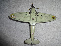 Dinky-Die-Cast-Toys-Spitfire-MkII-719-working-_1.jpg