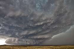 tornadic-supercell_2317996k.jpg