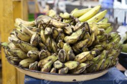 34824149-dish-full-of-bananas-for-sale-at-the-roaside-in-accra-ghana.jpg