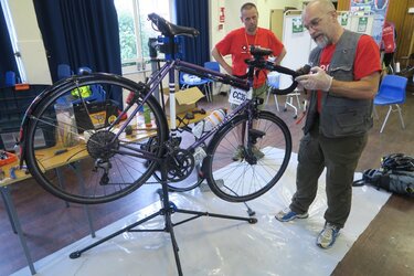 colin Chadfield reparing Olafs bike in Thirsk in 2017.jpeg