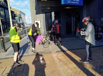 22-06-03 Man-BPool FNRttC puncture repair at Wetherspoon's.jpg