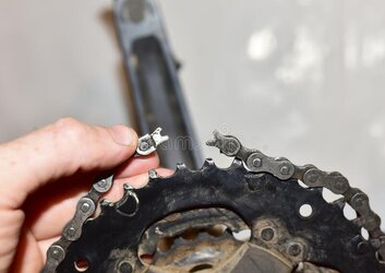 broken-bicycle-chain-repair-cycling-201519722.jpg