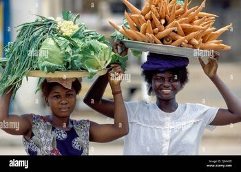 ghana-accra-women-selling-vegetables-on-the-streets-2J6645B.jpg
