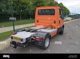 an-iveco-daily-mini-artic-tractor-unit-with-fifth-wheel-attachement-for-small-articulated-trai...jpg