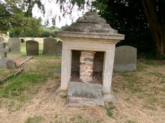 260724-5618 Elmore St John the Baptist HE1340600-table tomb-open end.JPG 260724-5618 Elmore St John the Baptist HE1340600-table tomb-open end.JPG