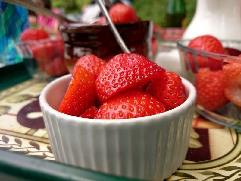 Not CAKE! but fresh strawberries.